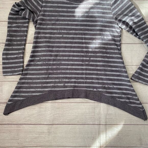 Silverwear Longsleeve angle cut top striped w/distressed pattern sz M - Picture 7 of 13